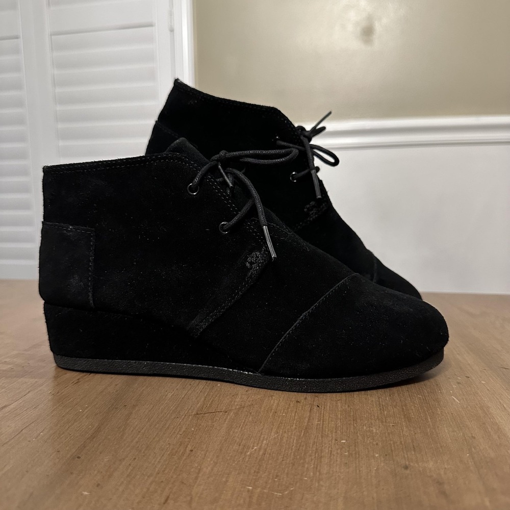 TOMS Boots Womens Size 6.5 Black Suede Wedge Lace Up Ankle Chukka Booties Chic